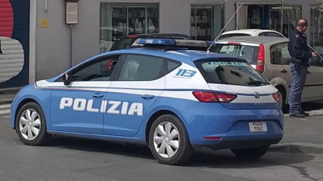 Un agente della Squadra volante della polizia di Stato (foto d'archivio)