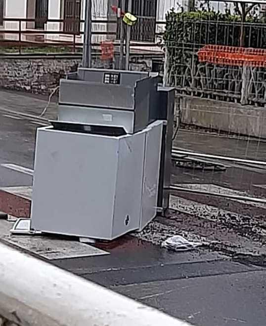 Banditi incappucciati terrorizzano Forcoli, assalto al bancomat con il carro attrezzi - Foto 