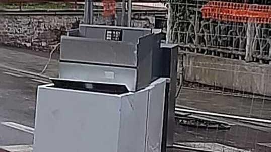 Banditi incappucciati terrorizzano Forcoli, assalto al bancomat con il carro attrezzi - Foto