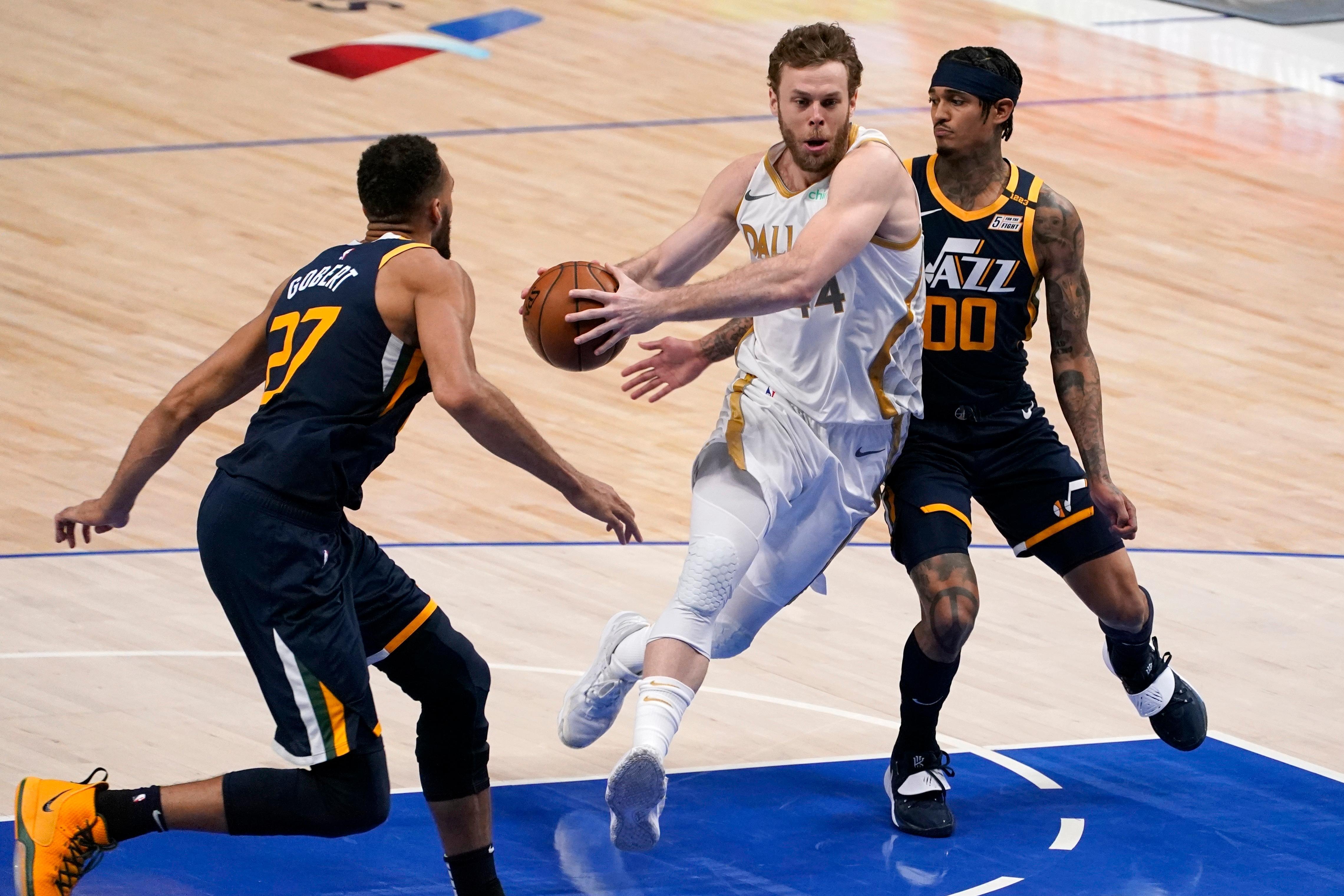Nicolò Melli in azione con la maglia dei Mavs