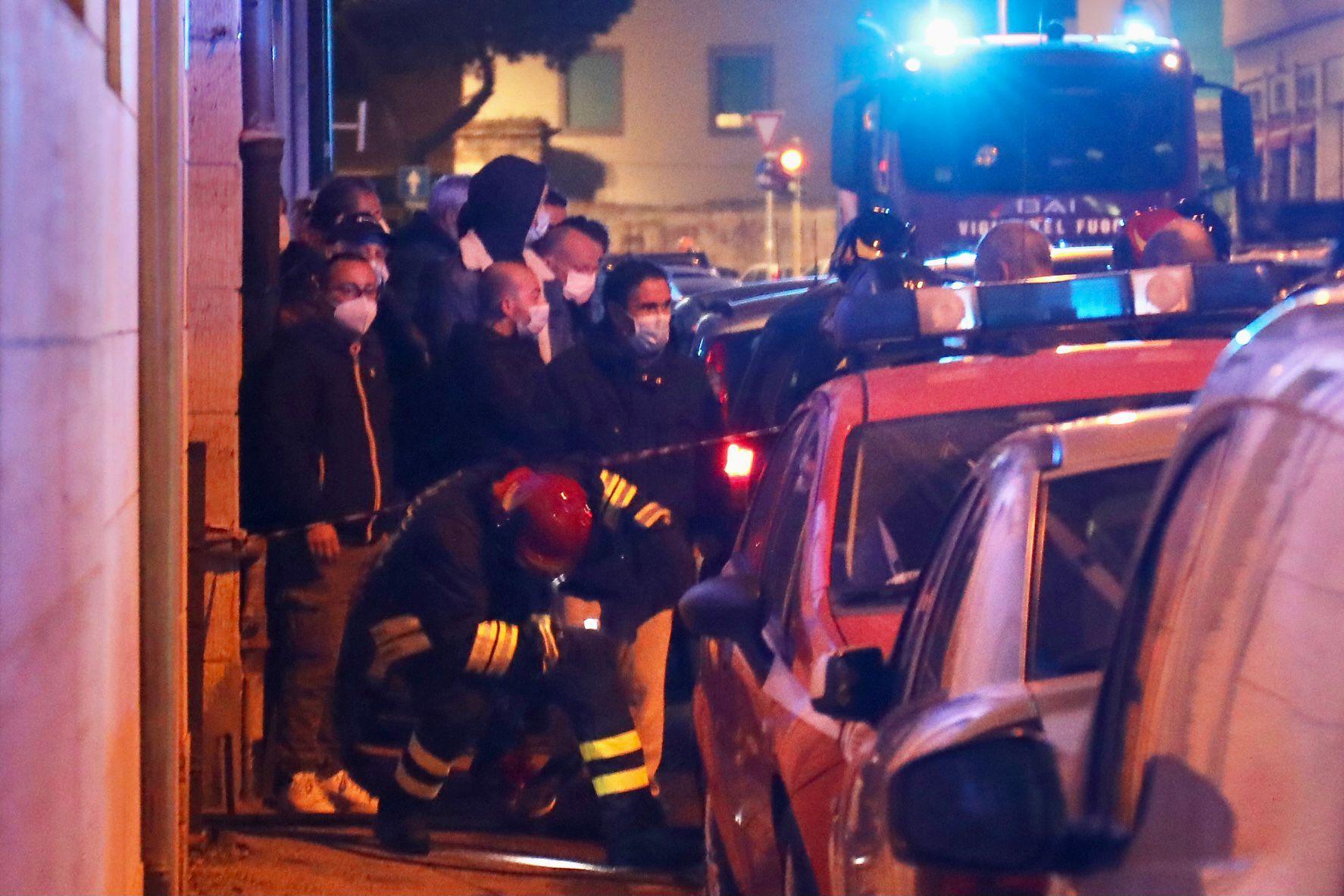 I vigili del fuoco sul posto (foto Marzi)