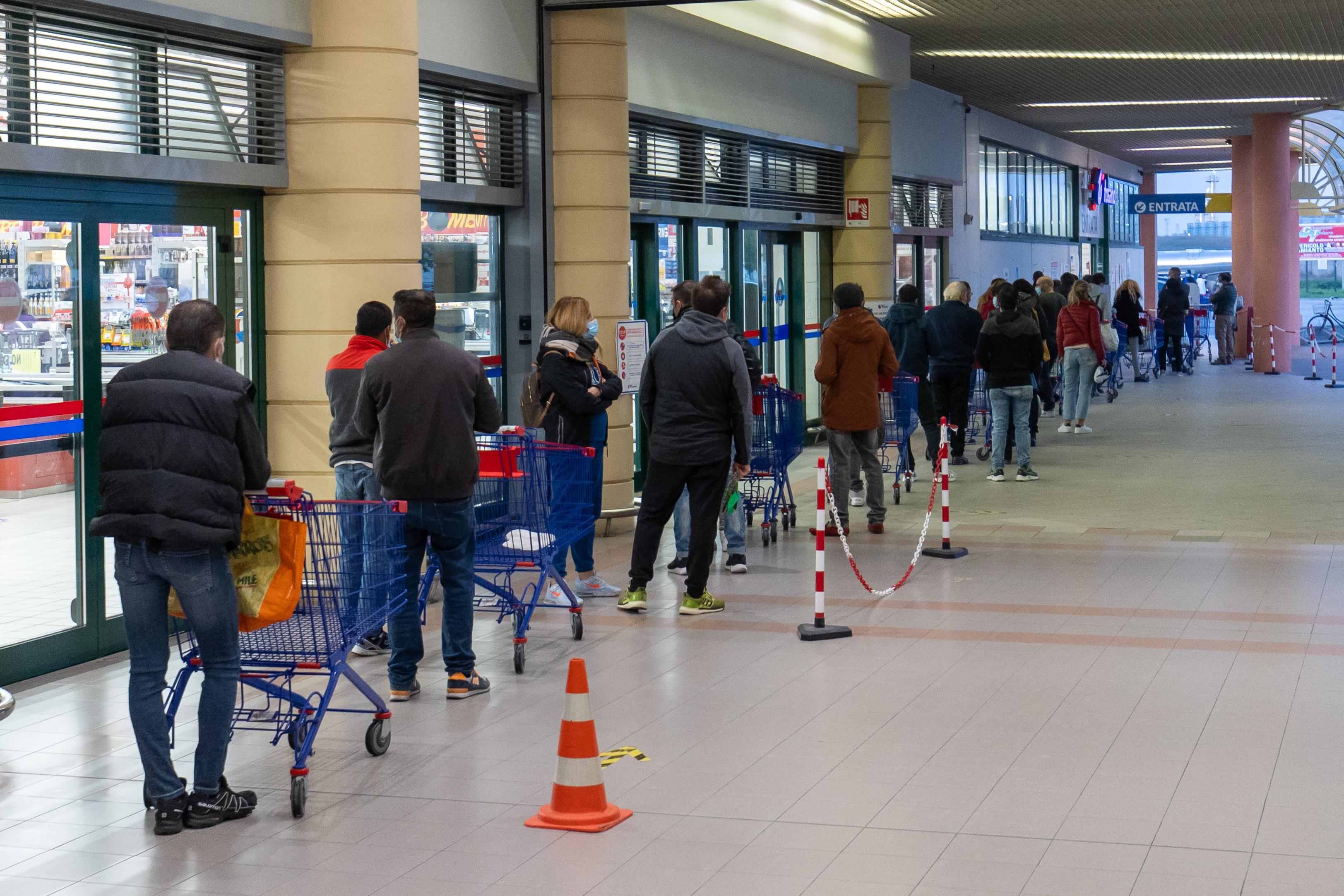 La Regione chiude i supermercati e i centri commerciali per il Primo maggio