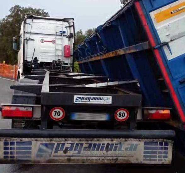Camion si ribalta alla rotatoria Multato per eccesso di velocità 