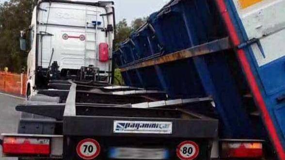 Camion si ribalta alla rotatoria Multato per eccesso di velocità