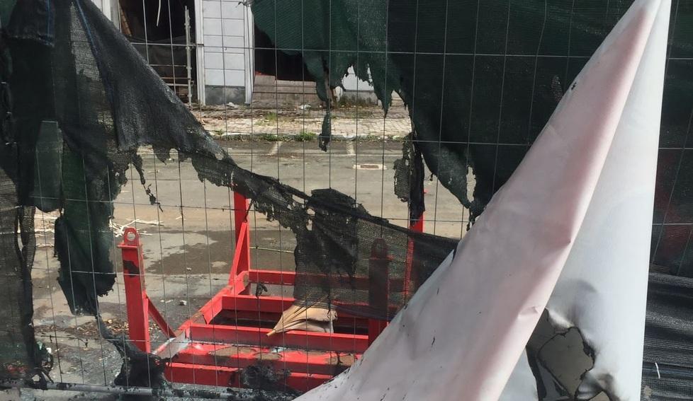 Reti strappate e fuoco: danni nel cantiere del palazzo Politeama