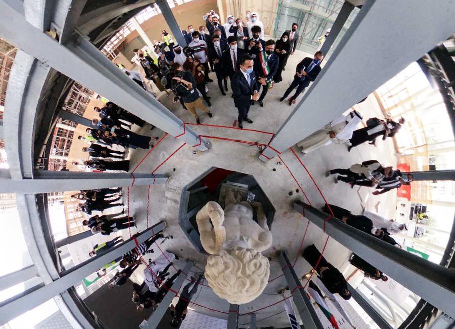 Non è lui, ma sembra lui Il David in 3D strega Dubai 