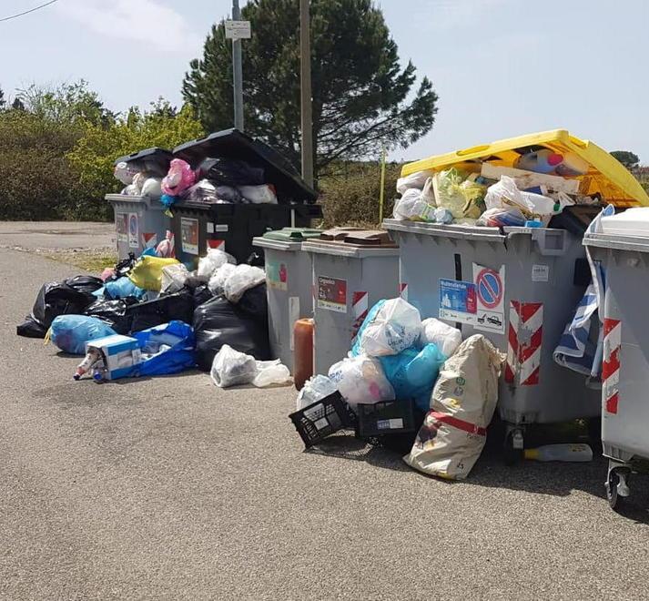 Cassonetti debordanti e rifiuti a terra: uno scempio