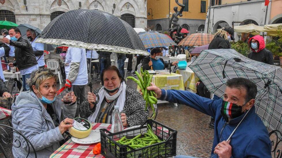 Ristoratori in piazza «Via il coprifuoco o moriremo di fame»