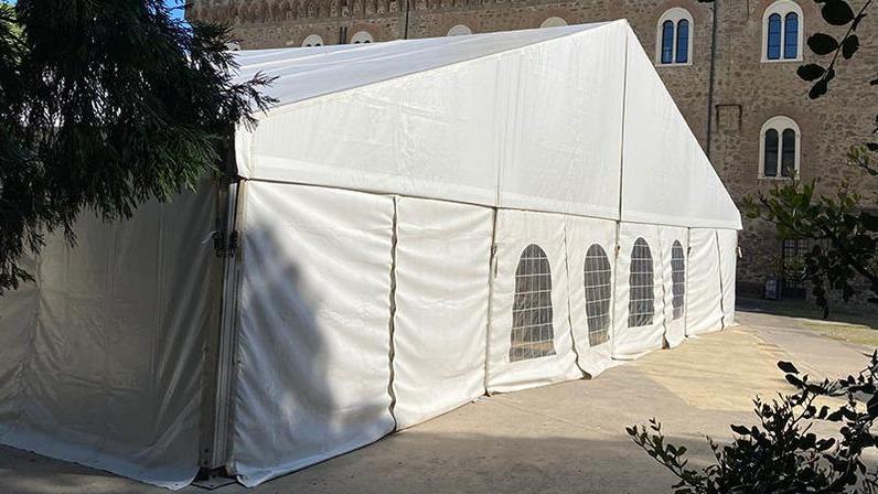 Centinaia di iscritti per due concorsi comunali e spunta il maxi tendone