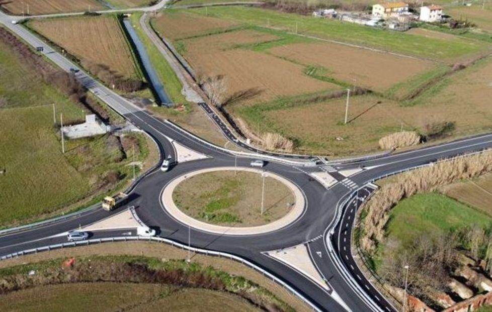Con l’illuminazione e il percorso ciclopedonale la rotatoria è pronta 