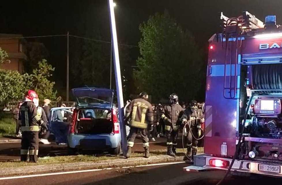 Panda fuori strada, due feriti