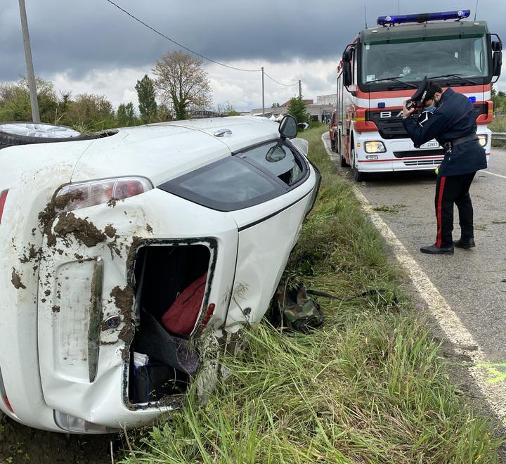 Esce di strada con l’auto Conducente ferito ed estratto dai pompieri