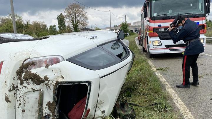 Esce di strada con l’auto Conducente ferito ed estratto dai pompieri