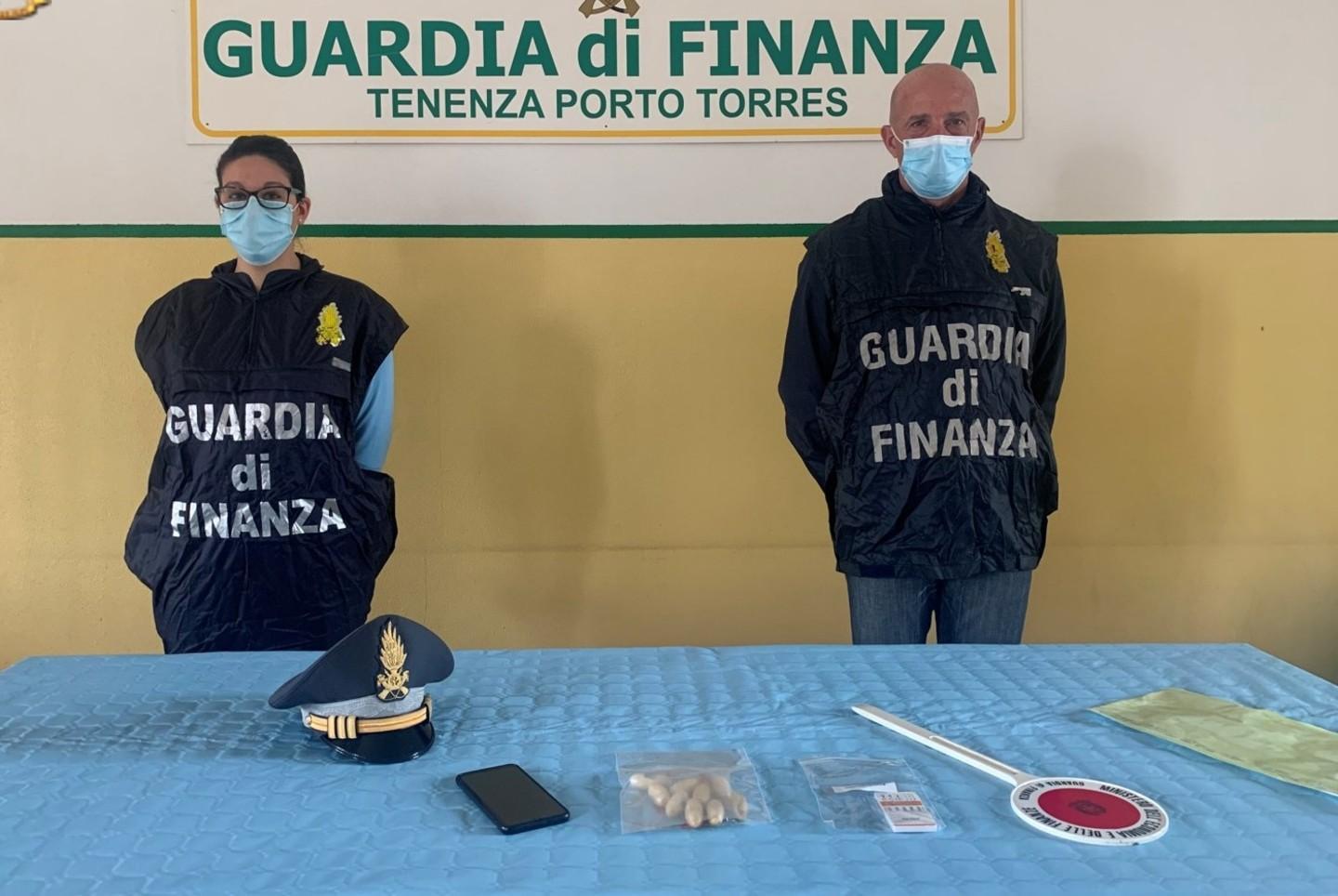 Sbarca in porto con 11 ovuli di eroina 