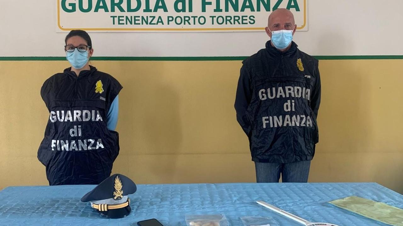 Sbarca in porto con 11 ovuli di eroina