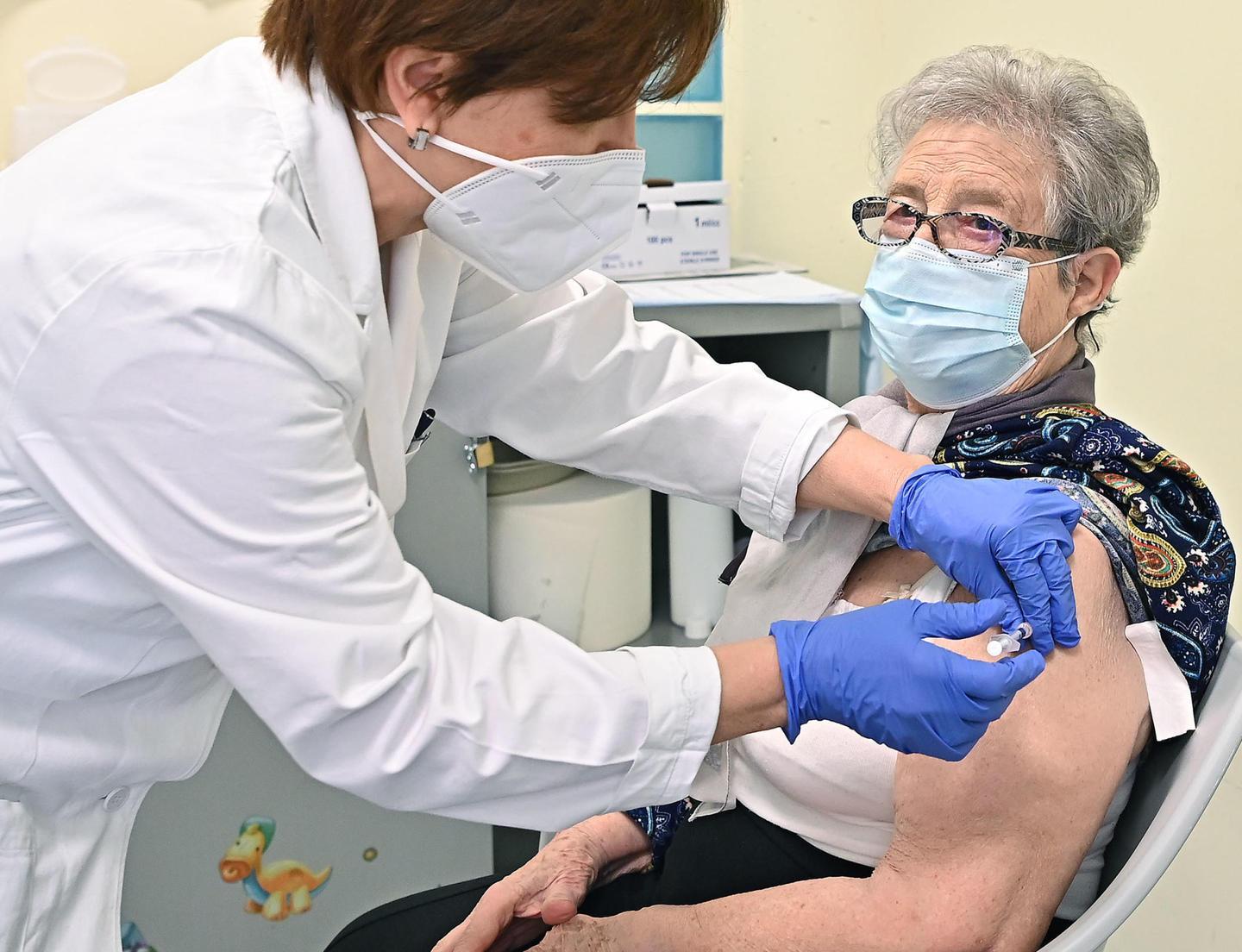 I medici di famiglia: «Noi siamo in campo ma dateci dosi e spazi» 