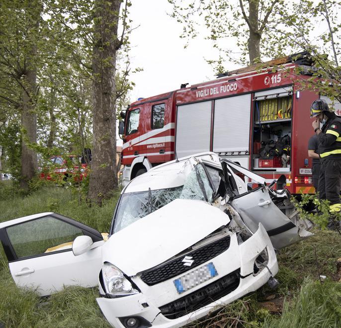 Nazionale per Carpi: la sua auto è tamponata e finisce fuoristrada Estratta dall’auto: è grave 