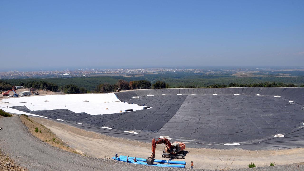 L’ex cava in fase di trasformazione in discarica, nel 2011