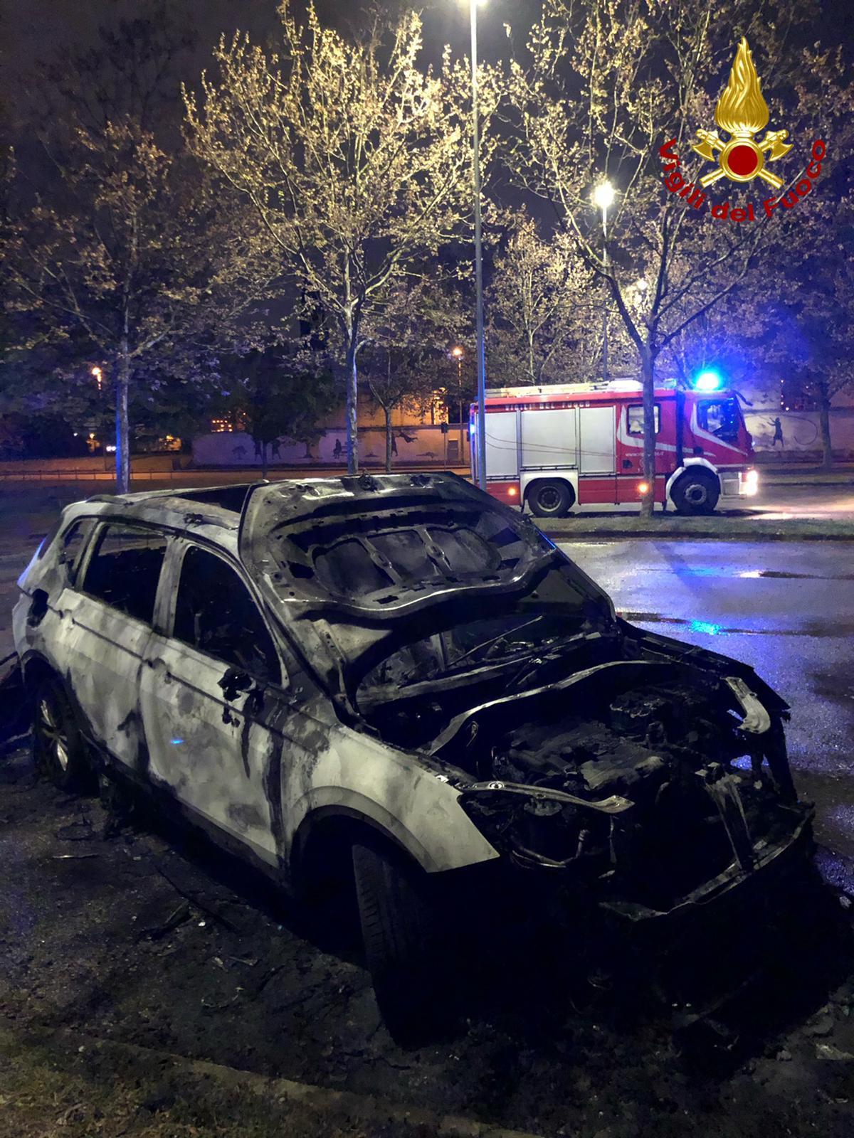 Auto in fiamme davanti al cimitero di Tavola
