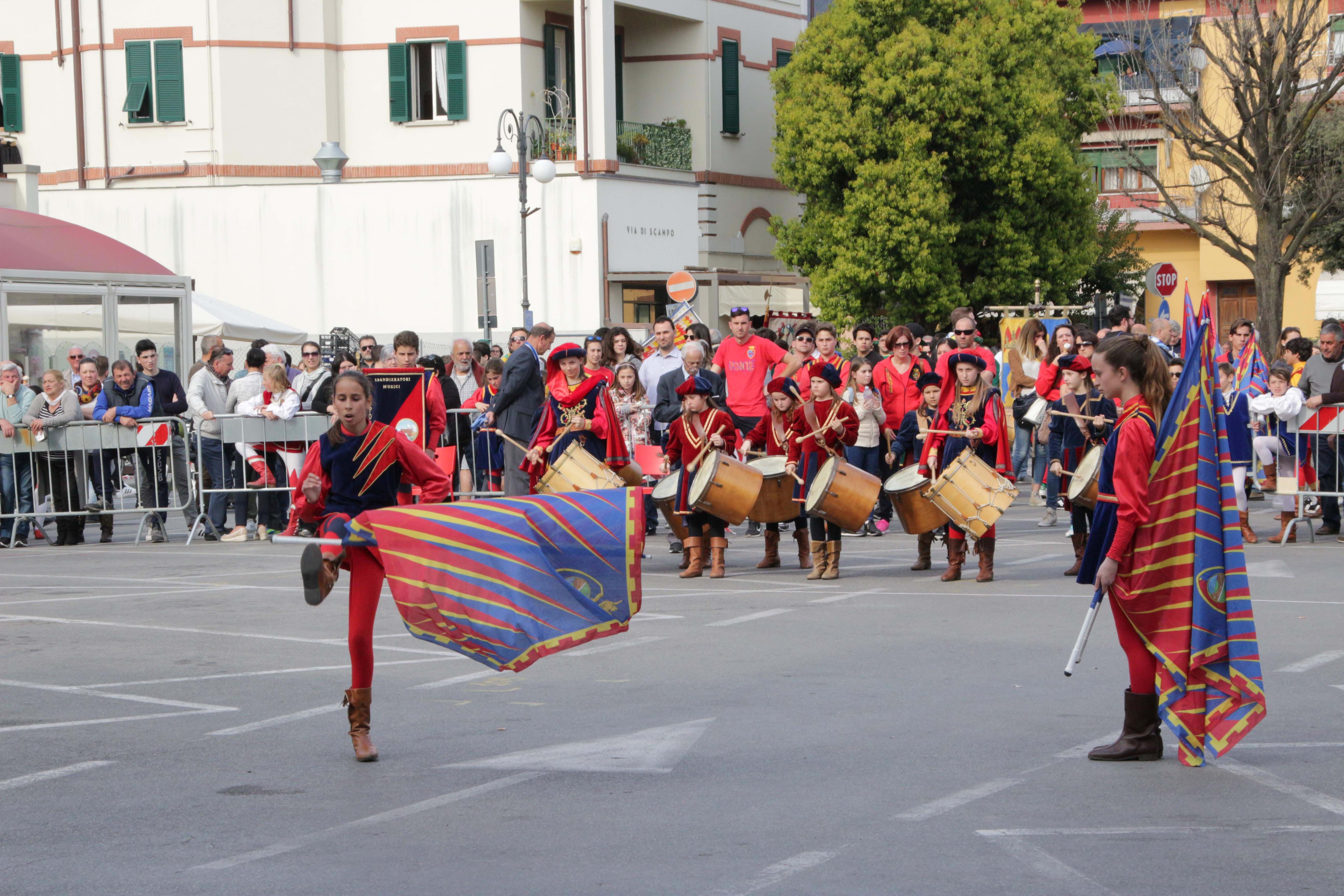 Sbandieratori in piazza a Querceta