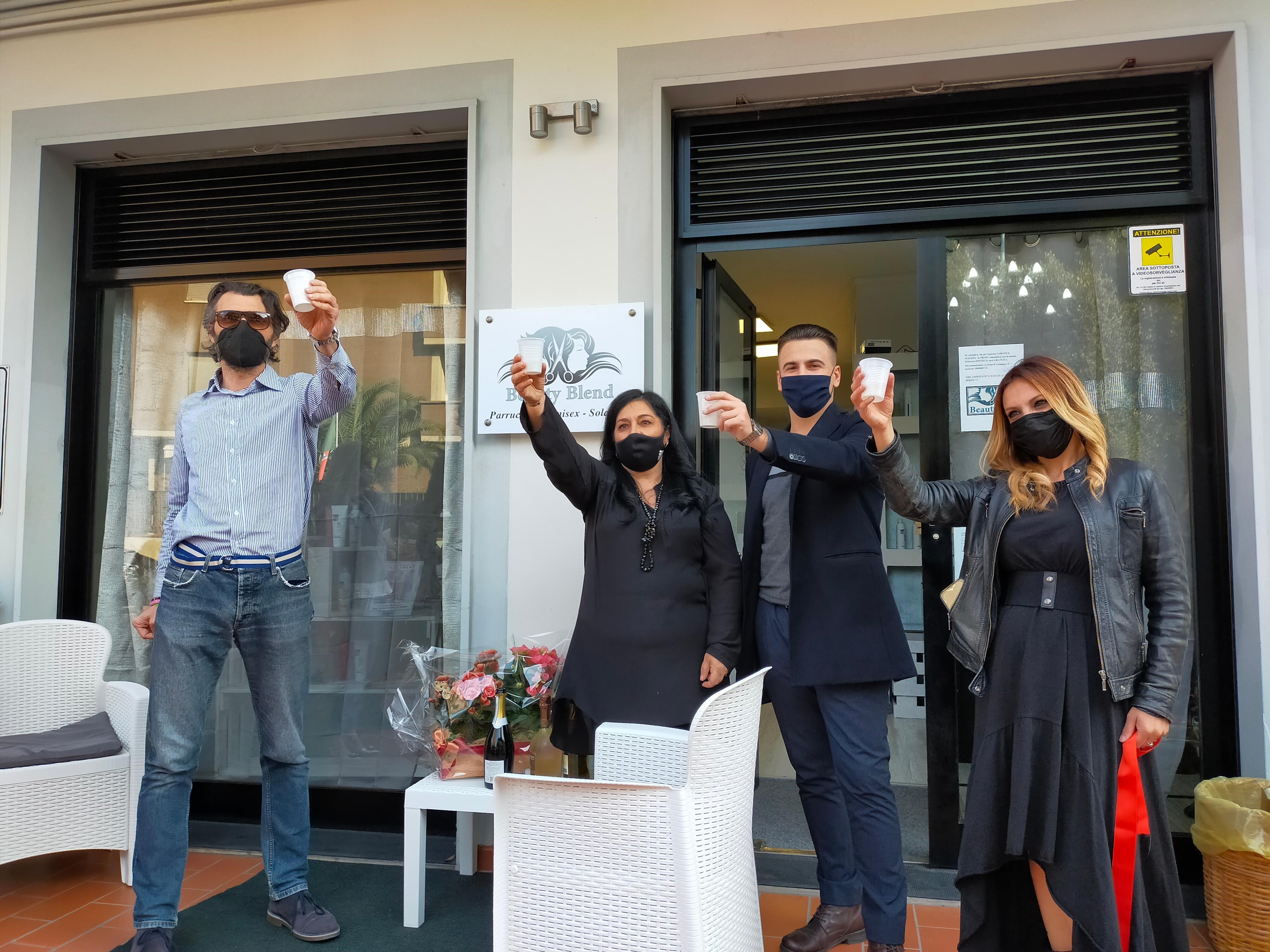 L'inaugurazione del negozio domenica scorsa, presente anche il sindaco Matteo Biffoni