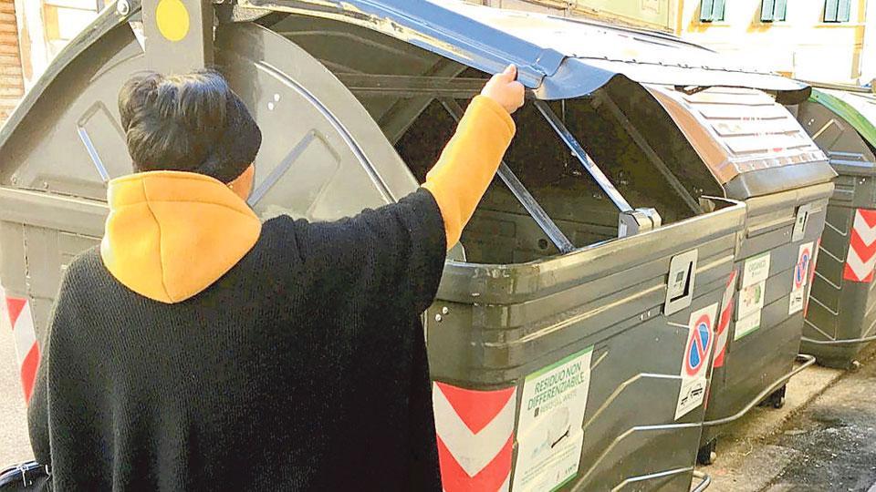 Cambia la raccolta rifiuti a Livorno: vanno in cantina i cassonetti “intelligenti”