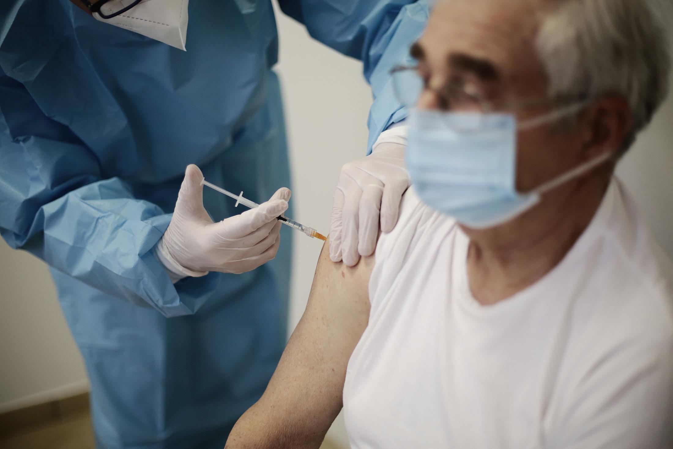 Vaccino agli over 70, portale aperto per le 2mila dosi di Astrazeneca rimaste