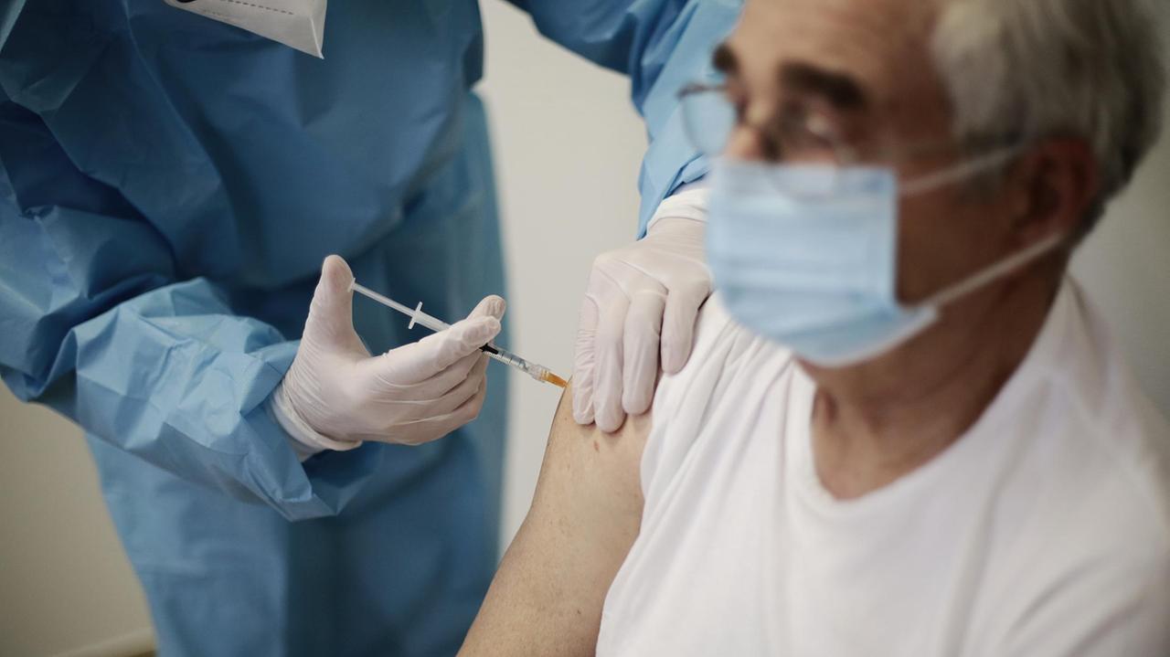 Vaccino agli over 70, portale aperto per le 2mila dosi di Astrazeneca rimaste