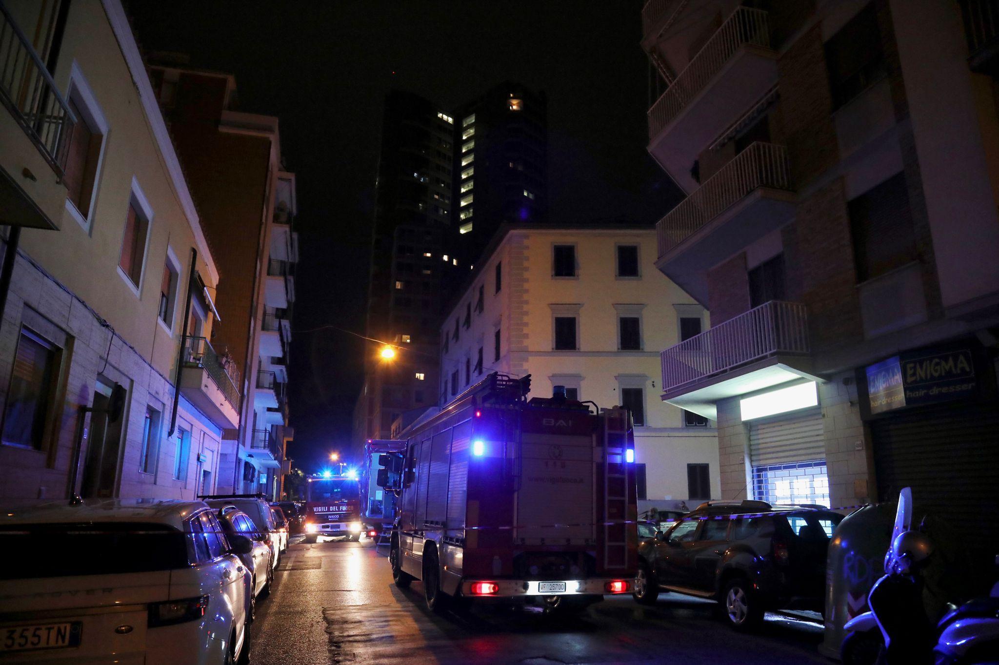 I vigili del fuoco in Borgo Cappuccini (foto Marzi)