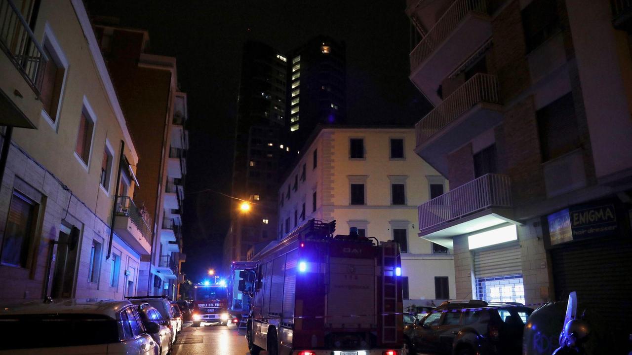 I vigili del fuoco in Borgo Cappuccini (foto Marzi)