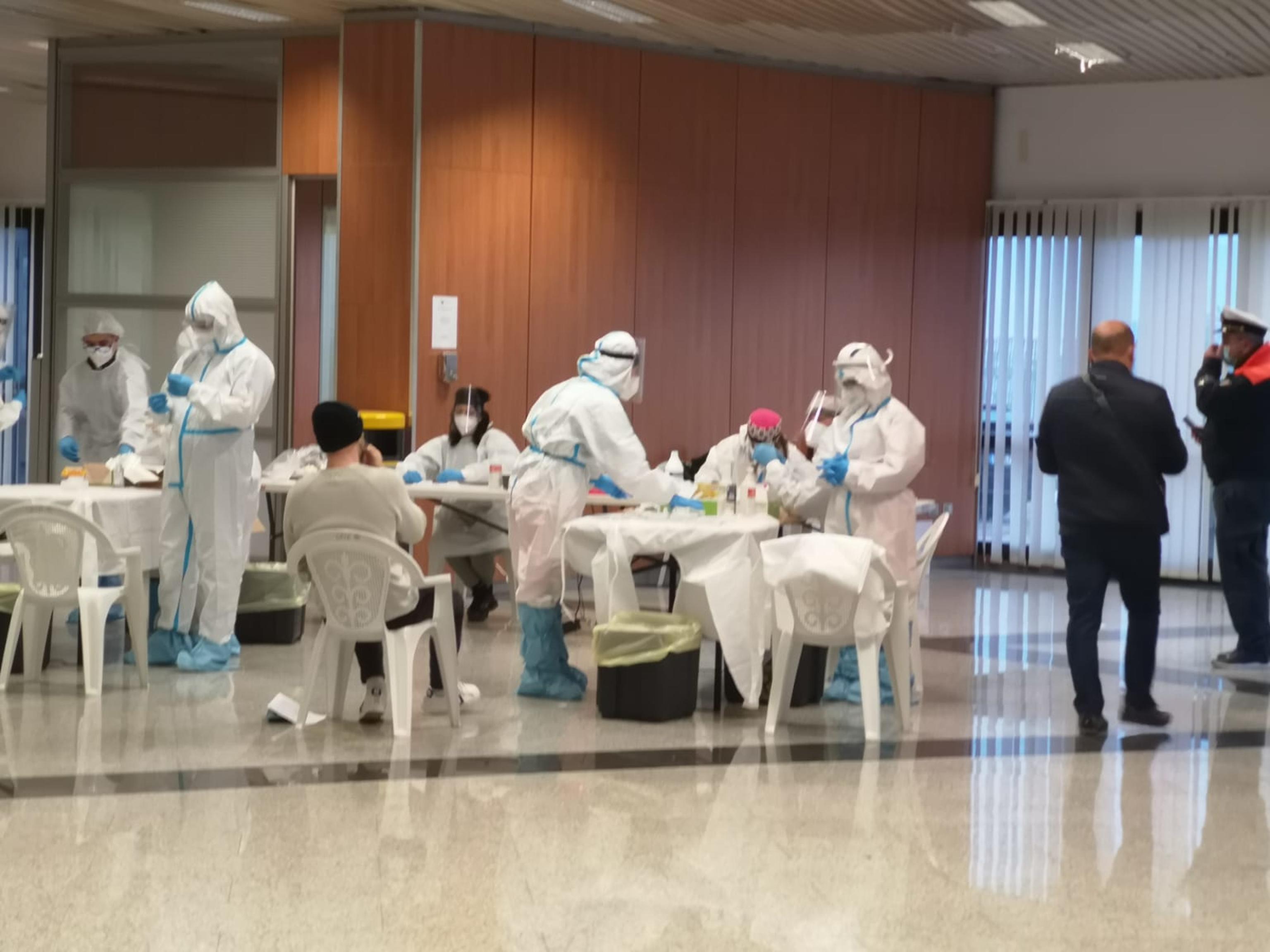 Olbia, caos tamponi: i positivi al Covid scendono a 682