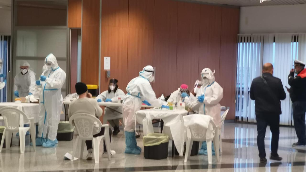 Olbia, caos tamponi: i positivi al Covid scendono a 682