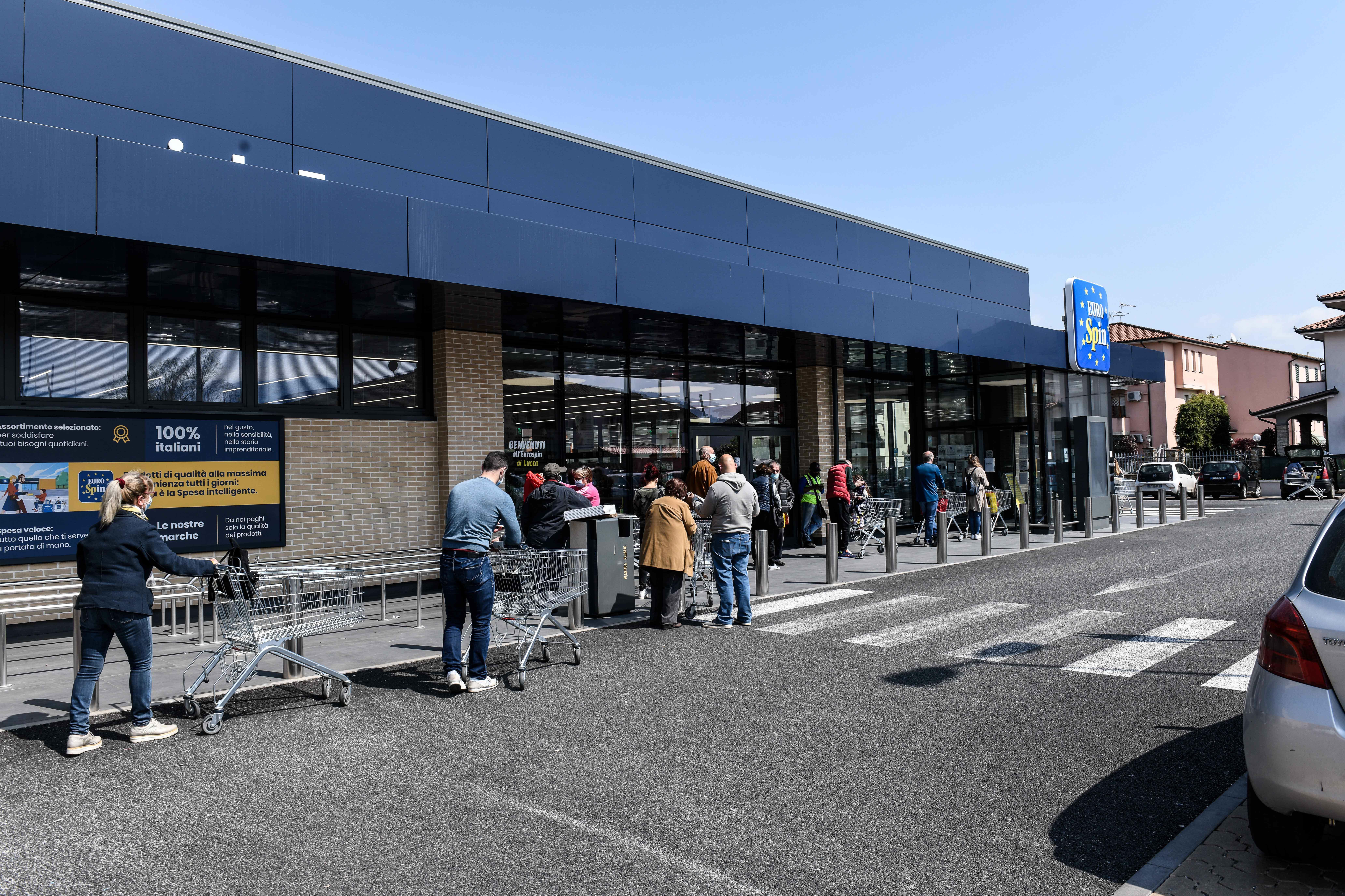 Supermercati e centri commerciali chiusi il Primo maggio ma solo dalle 13: ecco chi può aprire. I sindacati proclamano lo sciopero: "Inaccettabile" 