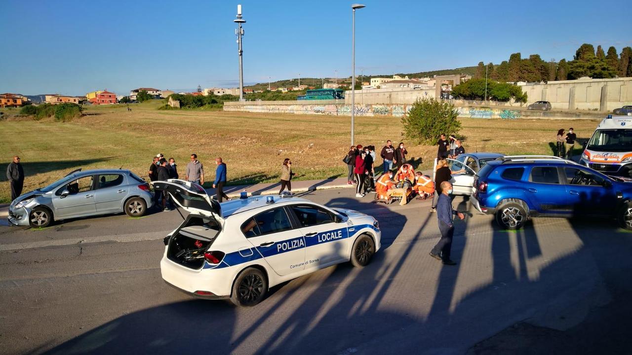 Sorso, scontro fra tre auto in via Marina: ferito un 51enne