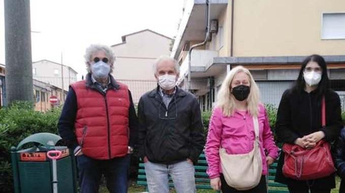 Il parco dei bambini sporco e incustodito