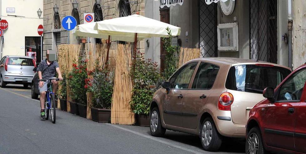 Canone più caro a Pistoia per i dehors allestiti sui parcheggi blu 