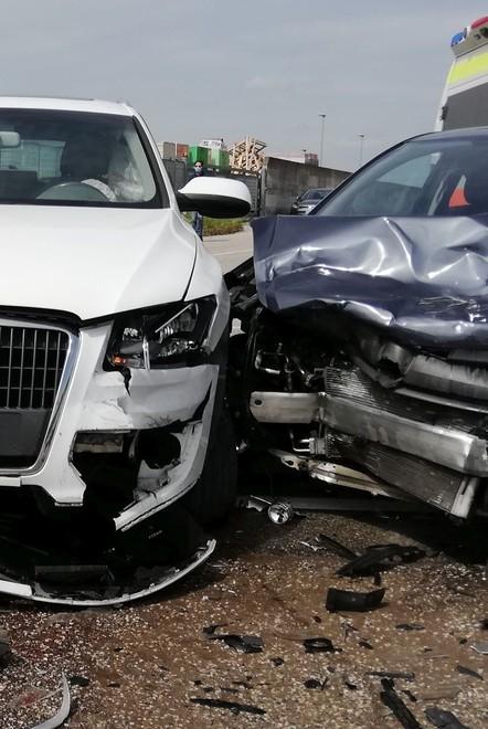 Due feriti all’ospedale dopo lo scontro tra auto