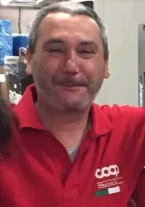 Due messe per salutare il dipendente di market morto in casa a 54 anni 
