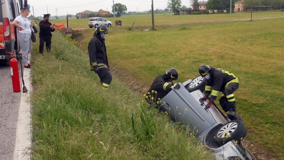 Ruote all’aria, ferita a Cona