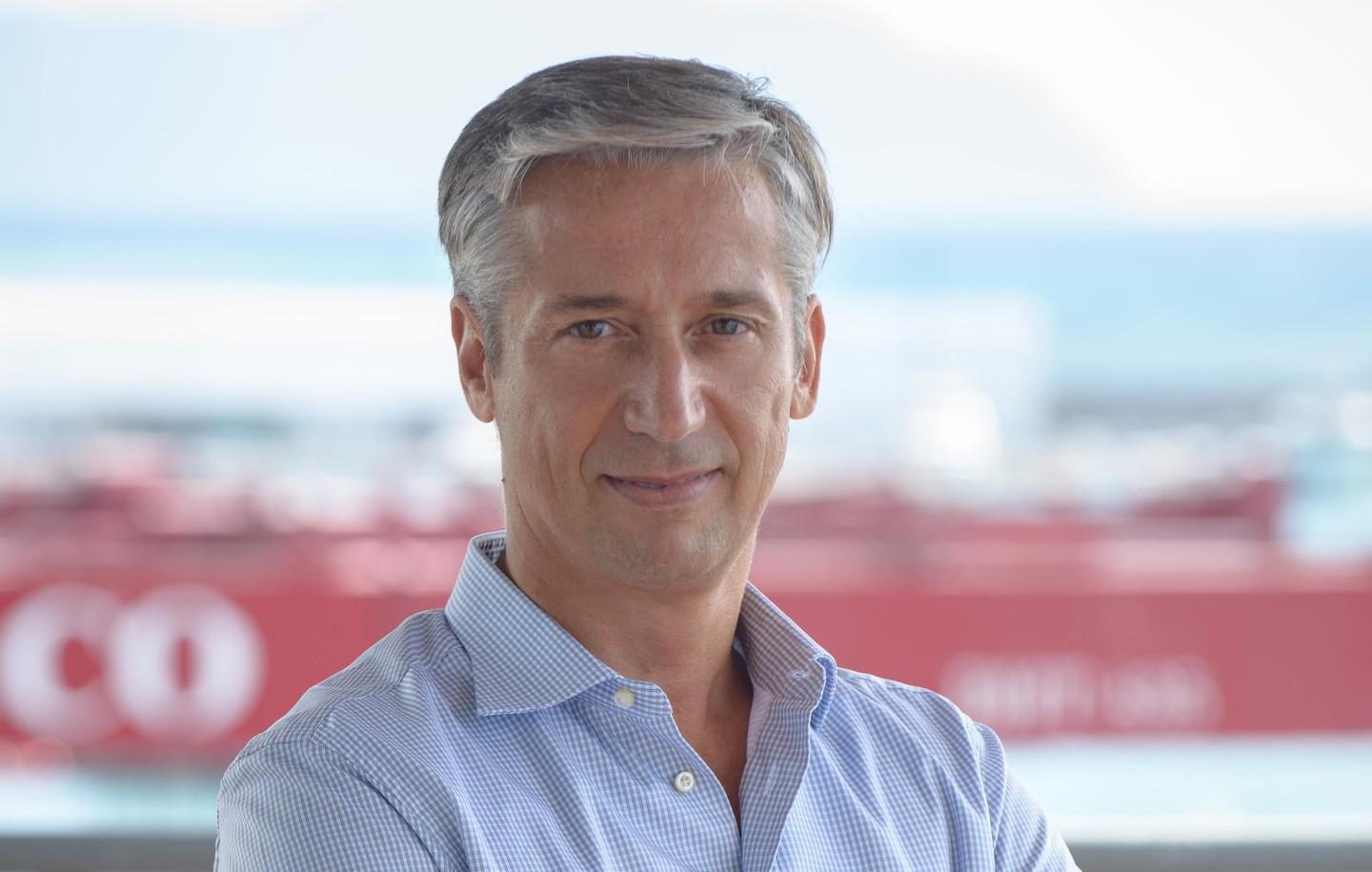 Amico al timone dello Yacht club Porto Rotondo 