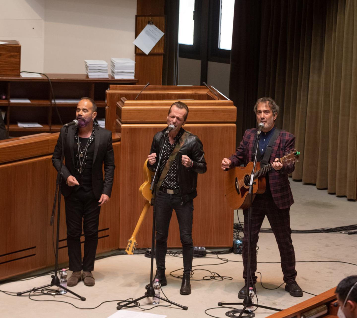 I Tazenda in aula con gli inni sardi