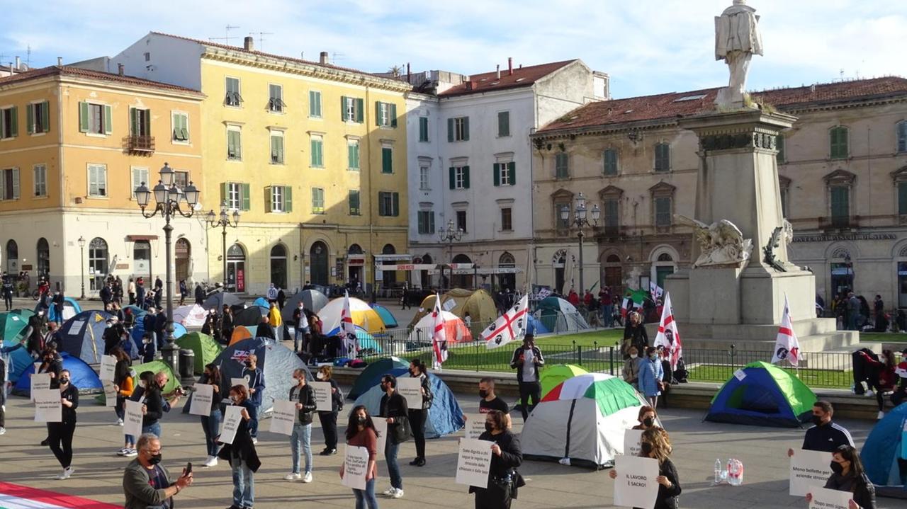 Tende in piazza d’Italia per tornare al lavoro 