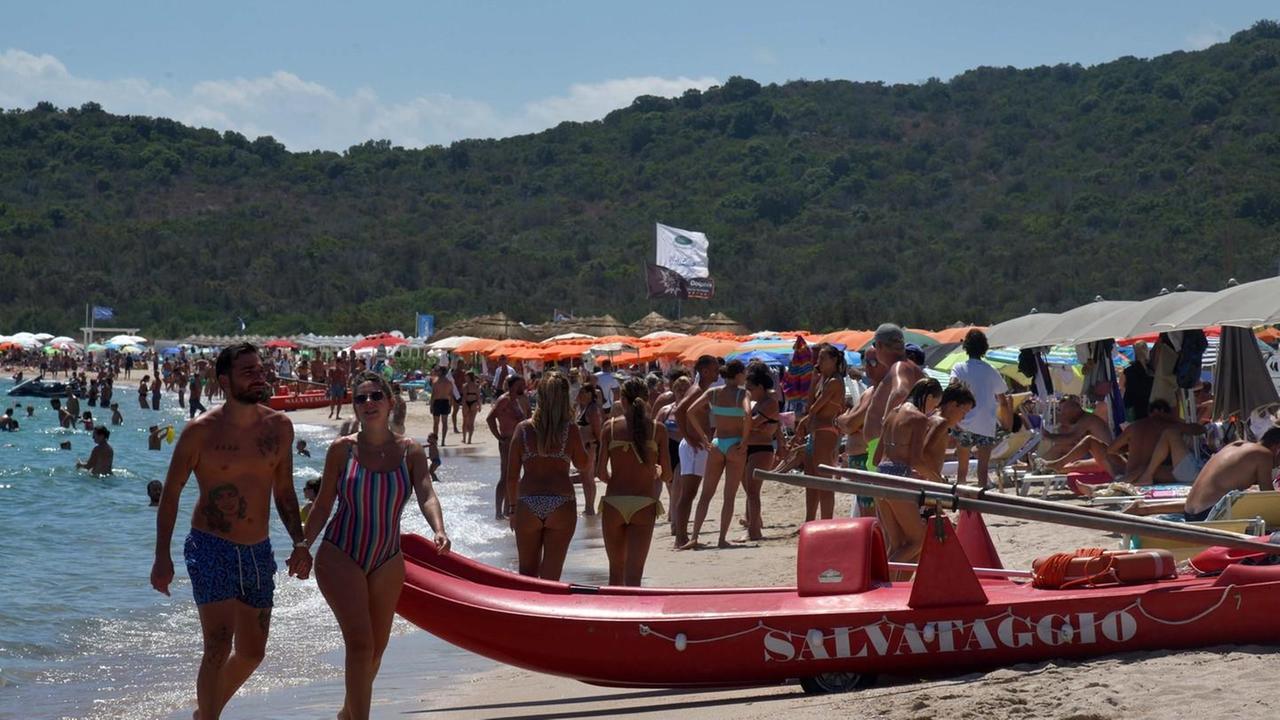 Turismo, pass e vaccinazioni l’isola salva l’alta stagione