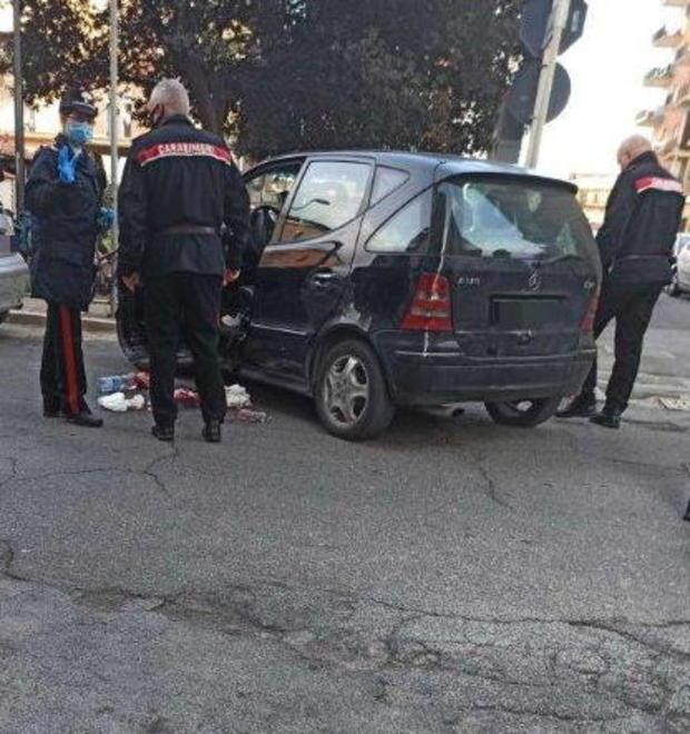 Accoltella la fidanzata e scappa: arrestato 42enne 