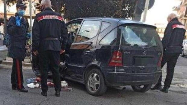 Accoltella la fidanzata e scappa: arrestato 42enne