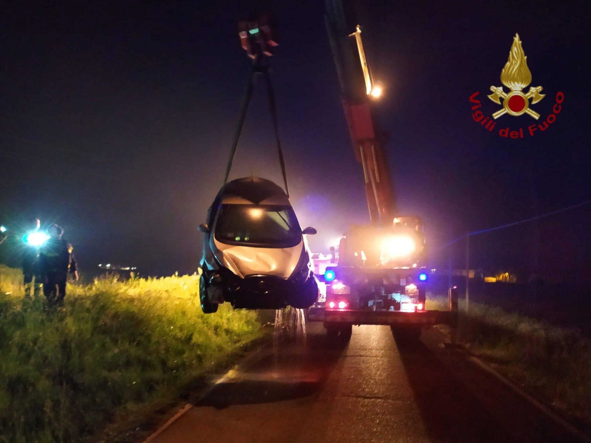 Vola con l'auto nel canale, 26enne salva
