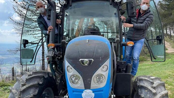 Trattore super attrezzato per la cura dei Monti Pisani