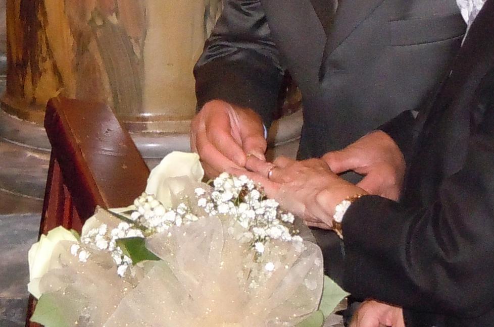 Muore in ospedale e spariscono le fedi. La famiglia: «Abbiamo fatto denuncia» 