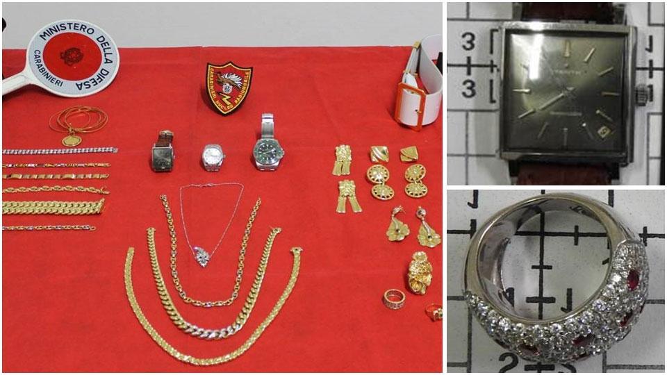 Buttano dalla finestra la borsa con i gioielli recuperati Rolex, anelli e collane rubati