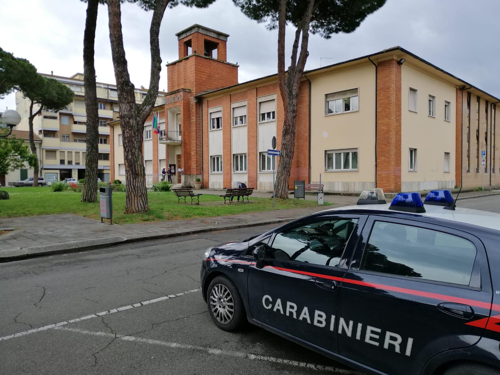 I carabinieri davanti al municipio, con il portone presidiato dalla polizia municipale
